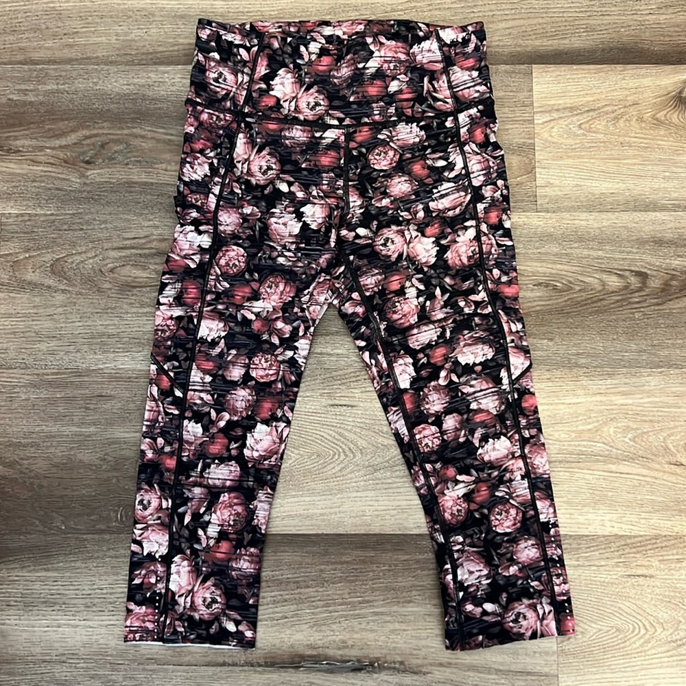 Lululemon 8 Floral Print Capri Leggings